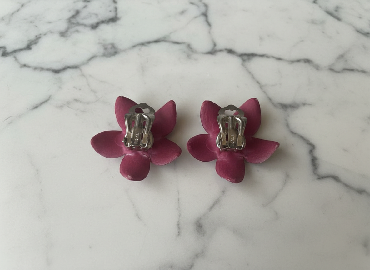 🌺 ARTISAN BEAUTY: 1950s West Germany Hand-Painted Plastic Floral Earrings
